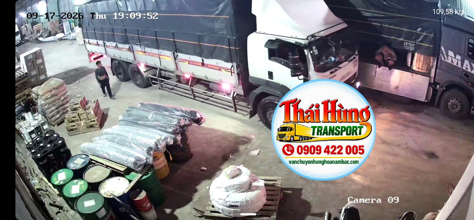 Xe tải tại kho Thái Hùng nhận nhôm 6m, cửa nhựa lõi thép và vỏ bồn IBC 1000 lít